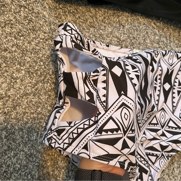 Black & White Bikini - Picture 4 of 7